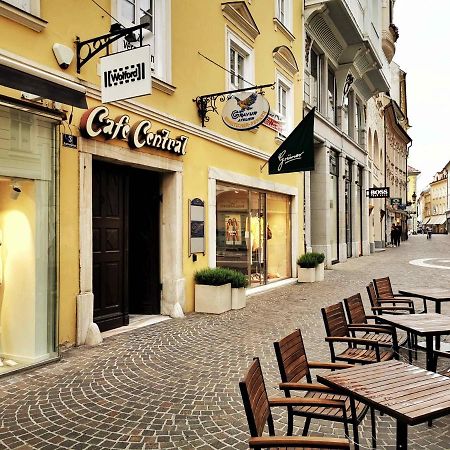 Ferienwohnung Himmelberg 80M2 In Der Altstadt Und Toll Fuer Familien Klagenfurt am Woerthersee Ngoại thất bức ảnh